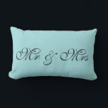 Robin's Egg Blue Lumbar Kissen<br><div class="desc">Das ist ein niedliches Kissen in Robin's Eiblau,  das perfekt für das Schlafzimmer ist. Mr. & Mrs. ist auf diesem blauen Kissen in einem extravaganten Drehbuch geschrieben,  das leicht mit einem Monogramm,  Vor- oder Nachnamen für jedermann Zimmer angepasst werden kann.</div>