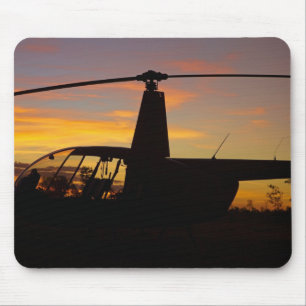 Robinson R44 Hubschrauber bei Sonnenuntergang Mousepad