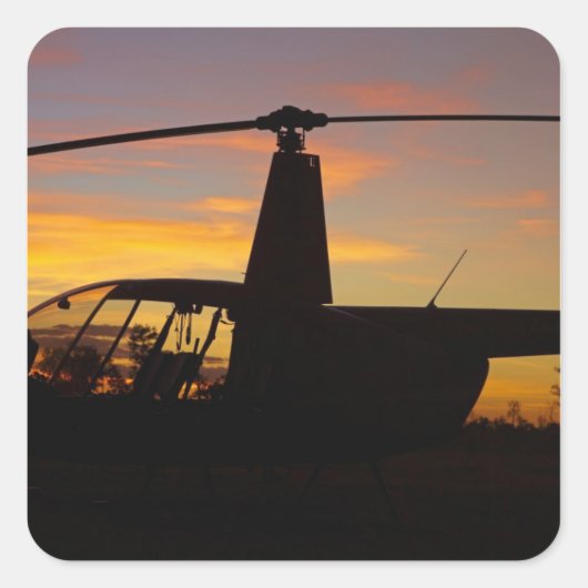Robinson R44 Hubschrauber bei Sonnenuntergang Quadratischer Aufkleber (Vorderseite)