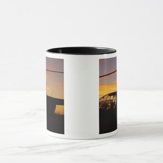 Robinson R44 Hubschrauber bei Sonnenuntergang Tasse (Zentrum)