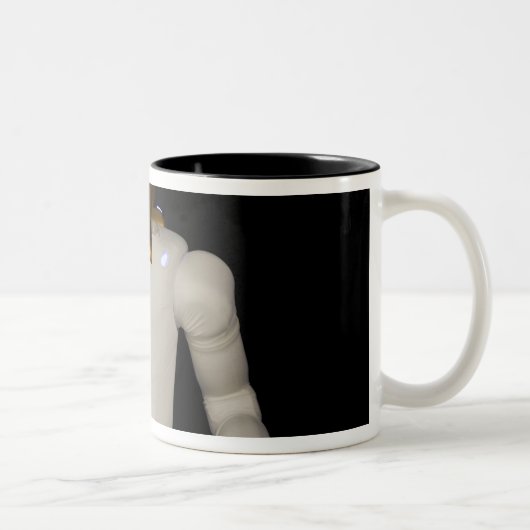 Robonaut 2, ein geschickter, humanoider Astronaute Zweifarbige Tasse (Rechts)