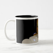 Robonaut 2, ein geschickter, humanoider Astronaute Zweifarbige Tasse (Links)