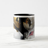 Robonaut 2, ein geschickter humanoider Astronauten Zweifarbige Tasse (Mittel)
