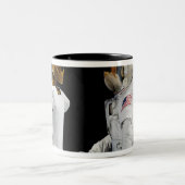 Robonaut 2, ein geschickter humanoider Astronauten Zweifarbige Tasse (Mittel)
