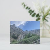 Robuste Bergklippen Grüne Vegetation Blauer Himmel Postkarte (Stehend Vorderseite)