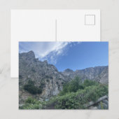 Robuste Bergklippen Grüne Vegetation Blauer Himmel Postkarte (Vorne/Hinten)