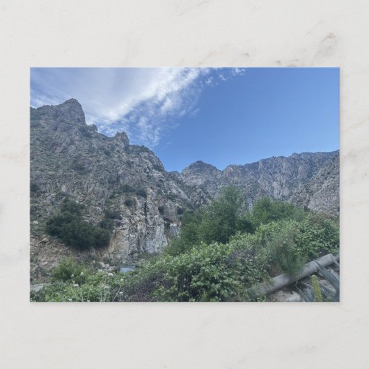 Robuste Bergklippen Grüne Vegetation Blauer Himmel Postkarte (Vorderseite)