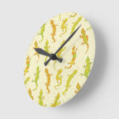 Rock Climbing Geckos auf gelb - nahtlos Muster. Runde Wanduhr (Winkel)