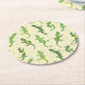 Rock Climbing Geckos auf gelb - nahtlos Muster. Runder Pappuntersetzer (Angewinkelt)