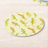 Rock Climbing Geckos auf gelb - nahtlos Muster. Runder Pappuntersetzer (Angewinkelt)