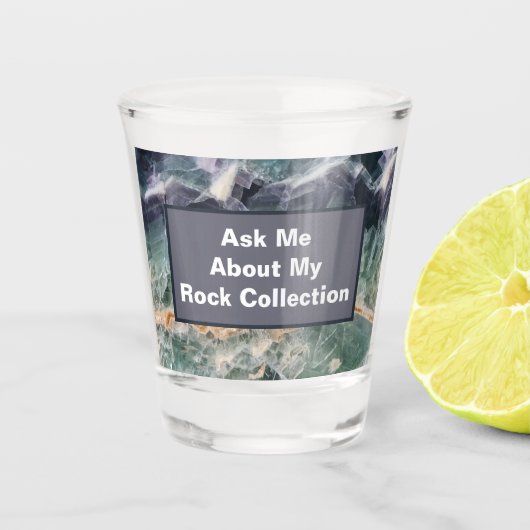 Rock Collector Spaß Lila grüner polierter Stein Schnapsglas (Vorderseite)