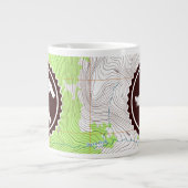Rock Hammer Abzeichen mit Topo Map - Personalisier Jumbo-Tasse (Vorderseite)