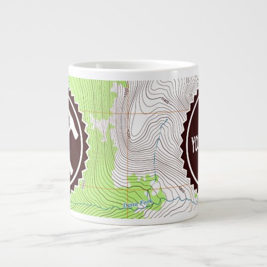 Rock Hammer Abzeichen mit Topo Map - Personalisier Jumbo-Tasse (Vorderseite)