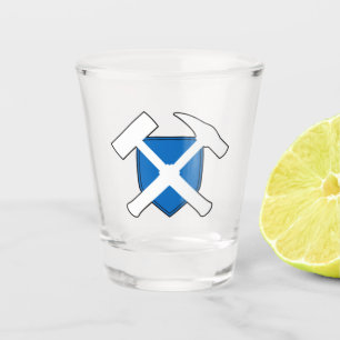 Rock-Hammer-Logo des Geologen mit der Flagge Schot Schnapsglas