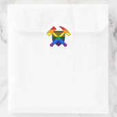 Rock Hammer Shield von Geologist - LGBT Regenbogen Runder Aufkleber (Tasche)