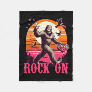 Rock On Bigfoot Sasquatch Yeti Valentinstag Retter Fleecedecke