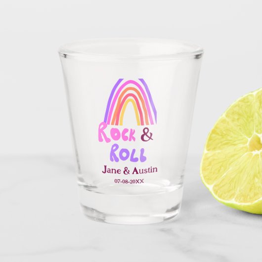 Rock & Roll-Hochzeit Paarname Retro-Regenbogen Schnapsglas (Vorderseite)