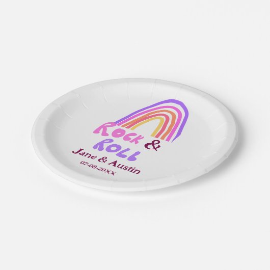 Rock & roll wedding add couple name retro rainbow pappteller (Schrägansicht)