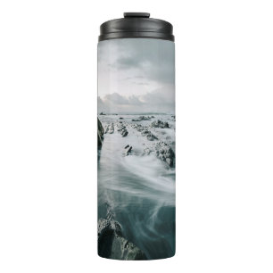 ROCK UND KLIFF UMGEBEN WASSERKÖRPER THERMOSBECHER