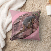 Rock Wallaby and Baby, Pink Accent Girls Kissen (Decke)
