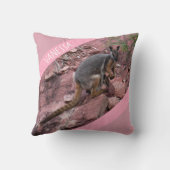 Rock Wallaby and Baby, Pink Accent Girls Kissen (Rückseite)