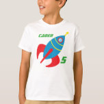 Rocket Ship Birthday Boy Personalisiert Kids T-Shirt<br><div class="desc">Holen Sie Ihrem Jungen oder Mädchen diesen coolen Weltraum-T - Shirt für ihren Astronauten oder ihre Weltraum-thematische Geburtstagsparty. Passen Sie sich mit dem Namen und dem Alter Ihres Kindes in coolem Schriftart an. Neat Blue und Red Rocketship Image ist Copyright für prettygrafik.com.</div>