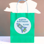 Rocket Ship Blue Kids Boy Happy Birthday Runder Aufkleber<br><div class="desc">Rocket Ship Blue Kids Boy Happy Geburtstag Sticker. Niedliche einfache Rakete mit einer Altersnummer. Personalisieren Sie es mit Ihrem Namen und Alter. Perfekt als Geburtstagsaufkleber für einen Jungen.</div>