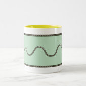 Rocket-Zupacken-Tasse Zweifarbige Tasse (Mittel)