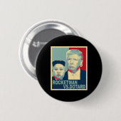 Rocketman gegen den senilen Kim Jong Un lustiger T Button (Vorne & Hinten)