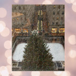 Rockfeller Center Christmas Tree New York City NYC Puzzle<br><div class="desc">Puzzle zeigt ein Originalfoto von New York City zur Weihnachtszeit und den Weihnachtsbaum im Rockefeller Center. Dieses Foto ist auch auf anderen Produkten erhältlich. Sehen Sie nicht,  wonach Sie suchen? Brauchen Sie Hilfe bei der Anpassung? Kontaktieren Sie Rebecca,  um etwas für Sie entworfen zu haben.</div>