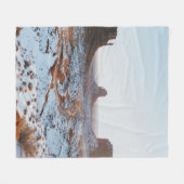 ROCKFORMATION AUF WEISSEM SCHNEE AUF ERDBEDECKTER FLEECEDECKE (Vorderseite (Horizontal))