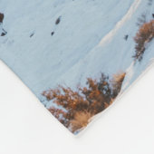 ROCKFORMATION AUF WEISSEM SCHNEE AUF ERDBEDECKTER FLEECEDECKE (Ecke)