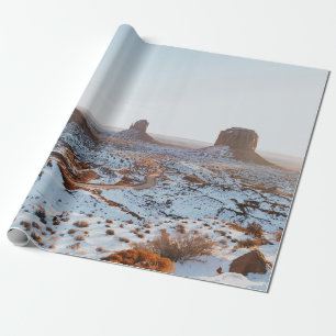 ROCKFORMATION AUF WEISSEM SCHNEE AUF ERDBEDECKTER  GESCHENKPAPIER