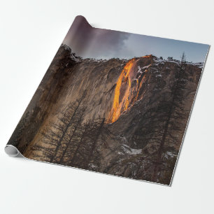 ROCKFORMATION MIT LAVA WÄHREND DES TAGES GESCHENKPAPIER