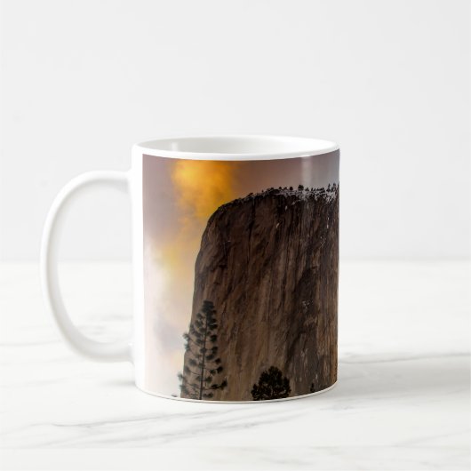 ROCKFORMATION MIT LAVA WÄHREND DES TAGES KAFFEETASSE (Links)