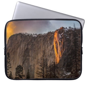 ROCKFORMATION MIT LAVA WÄHREND DES TAGES LAPTOPSCHUTZHÜLLE