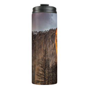 ROCKFORMATION MIT LAVA WÄHREND DES TAGES THERMOSBECHER