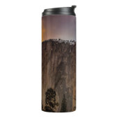 ROCKFORMATION MIT LAVA WÄHREND DES TAGES THERMOSBECHER (Nach links gedreht)