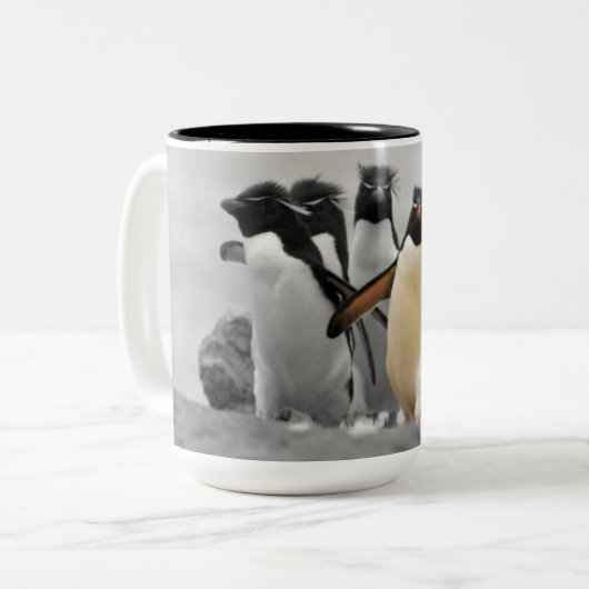 Rockhopper Pinguine Zweifarbige Tasse (Vorderseite Links)