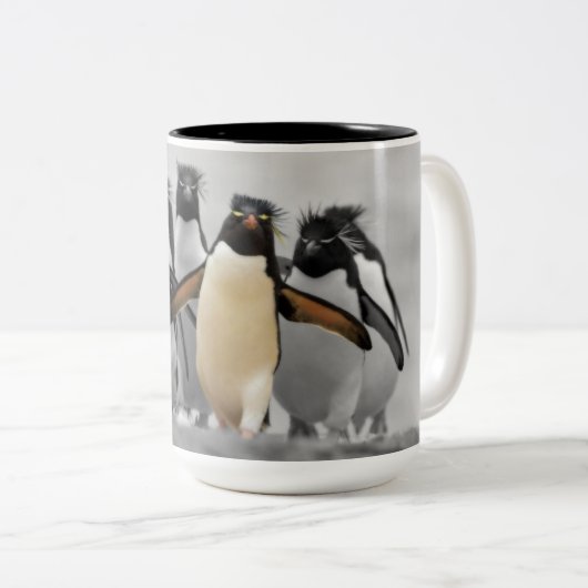 Rockhopper Pinguine Zweifarbige Tasse (VorderseiteRechts)
