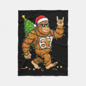 Rockin' Bigfoot Christmas Tree Xmas Lights Funny 6 Fleecedecke (Vorderseite)