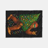 Rockin Christmas Bigfoot Carrying Tree Fun Xmas Ro Fleecedecke (Vorderseite (Horizontal))