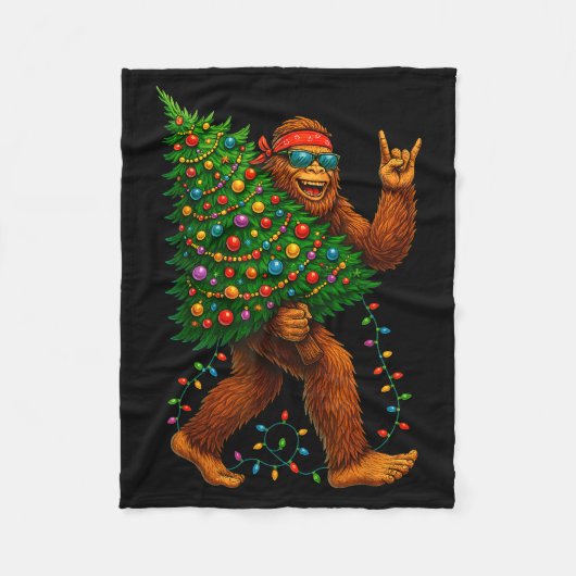Rockin Christmas Bigfoot Carrying Tree Fun Xmas Ro Fleecedecke (Vorderseite)