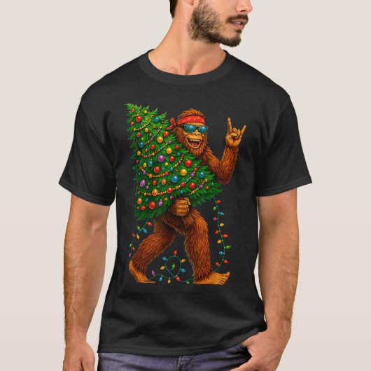 Rockin Christmas Bigfoot Carrying Tree Fun Xmas Ro T-Shirt (Vorderseite)