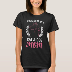 Rockin' It Als Katzen- und Hundemama T-Shirt