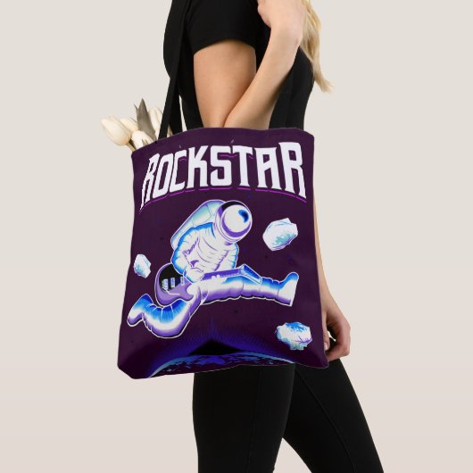 Rockstar-Astronaut spielt Gitarre im Weltraum Tasche (Von Nahem)