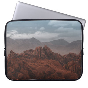ROCKY BERGE UNTER GRAY SKIES LAPTOPSCHUTZHÜLLE