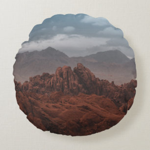 ROCKY BERGE UNTER GRAY SKIES RUNDES KISSEN
