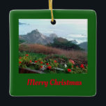 Rocky California Coast Rocky Point Keramikornament<br><div class="desc">Dieses Weihnachtsschmuck hat eine landschaftliche, felsige 101 kalifornische Küstenstraße Szene. Fröhlich rote Blume versetzen den Hang in den Hang, während die Vista in die felsige Pazifikküste fegt, während die donnernden Wellen auf riesige Felsen aufbrechen. Dieses Originalfoto wurde in der Nähe des Rocky Point Restaurants südlich von Carmel-by-the-Sea und Garrapata Staat...</div>