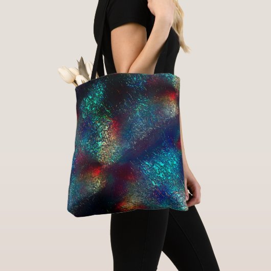 Rocky- oder Aluminiumfolie unter blauem und rotem  Tasche (Von Nahem)